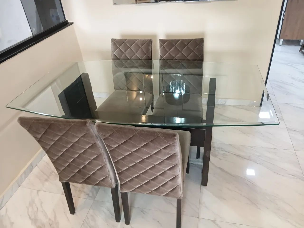Mesa de jantar com tampo em vidro e 4  cadeiras
