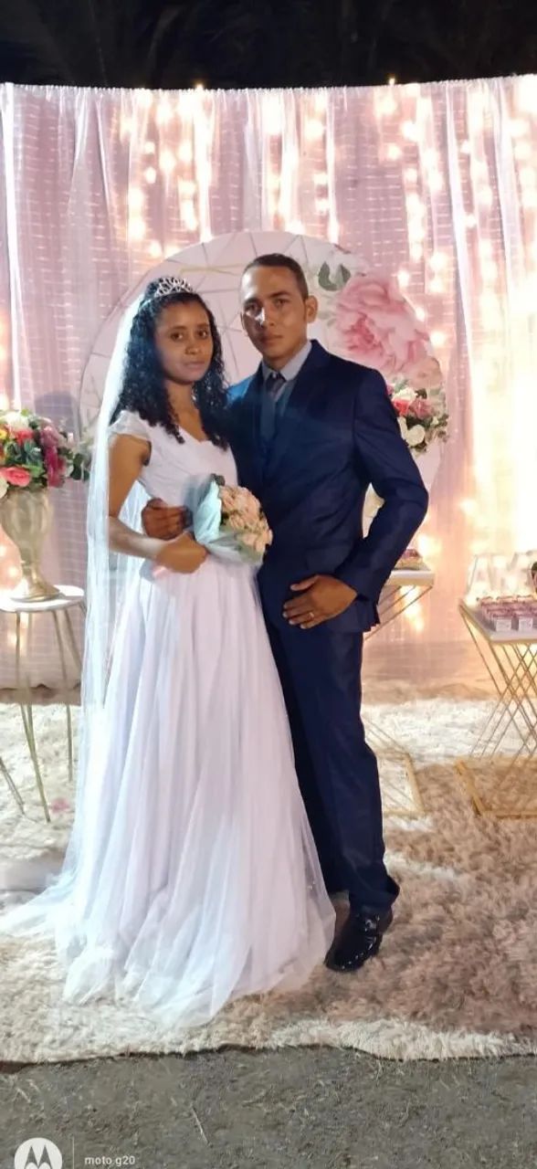  Vertido branco com véu e buquê