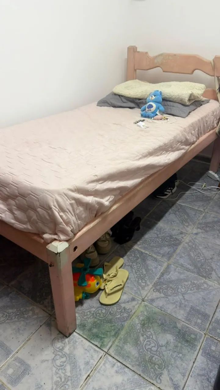 Vendo cama de madeira com colchão 