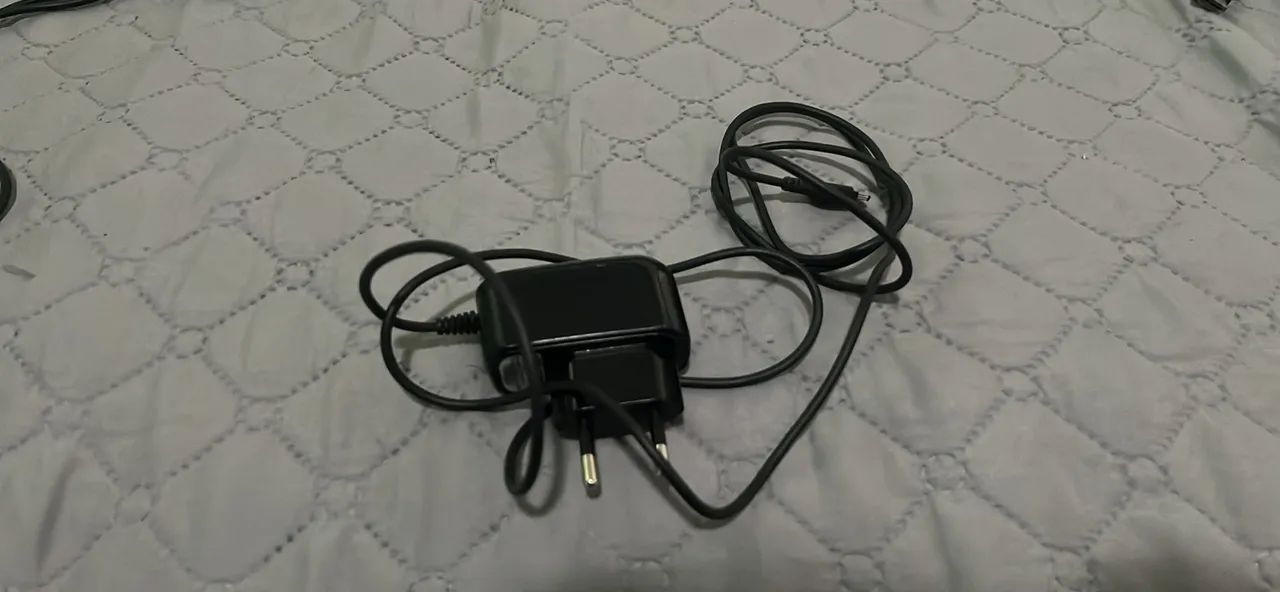 Carregador de Tomada com Cabo Integrado (Micro-USB / V8) - Foto 2