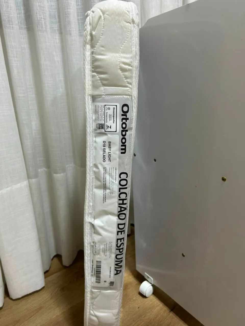 Mini berço mdf branco com rodinhas acompanha colchão Ortobom