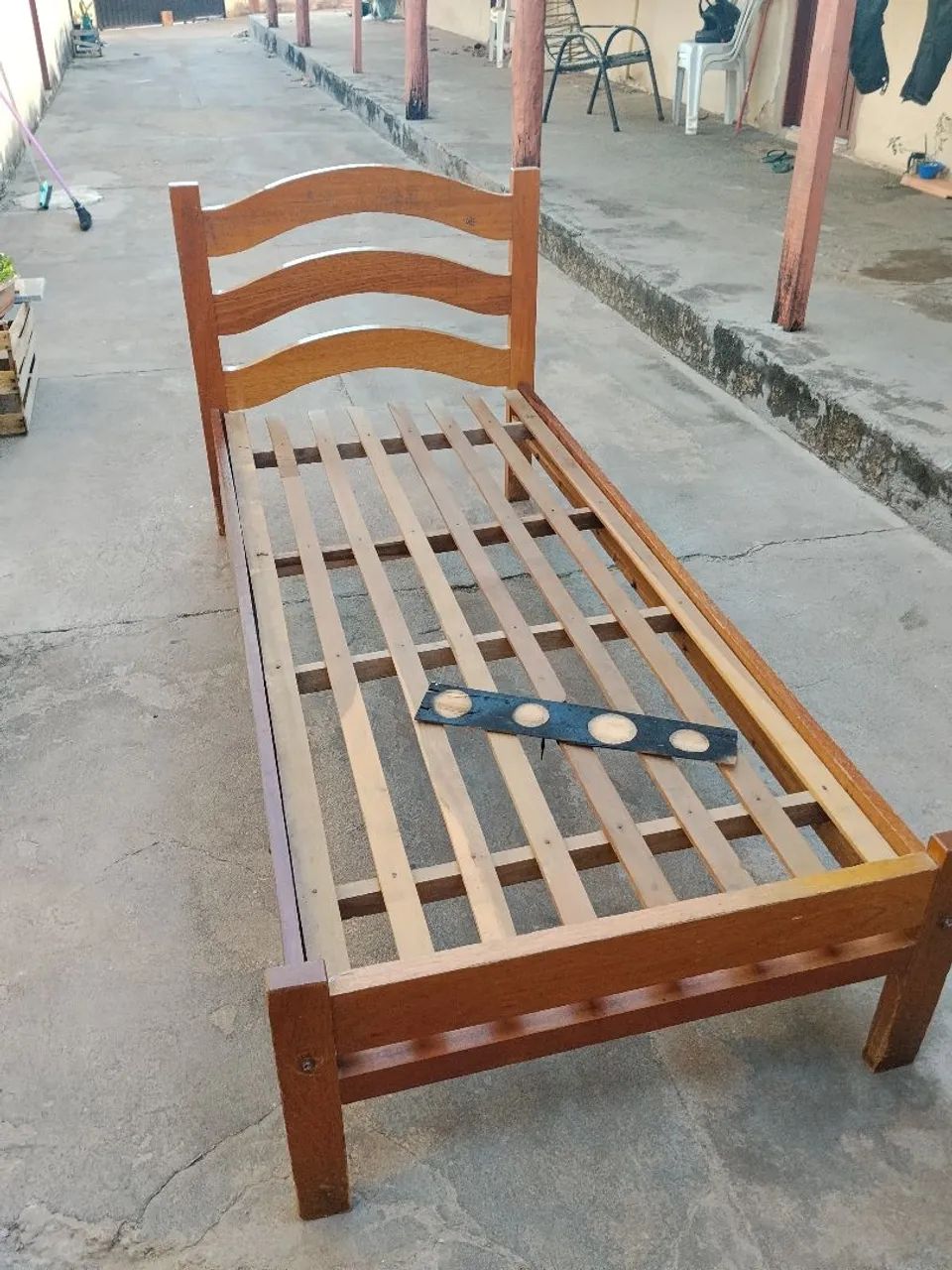 Cama solteiro de madeira bruta - Foto 2