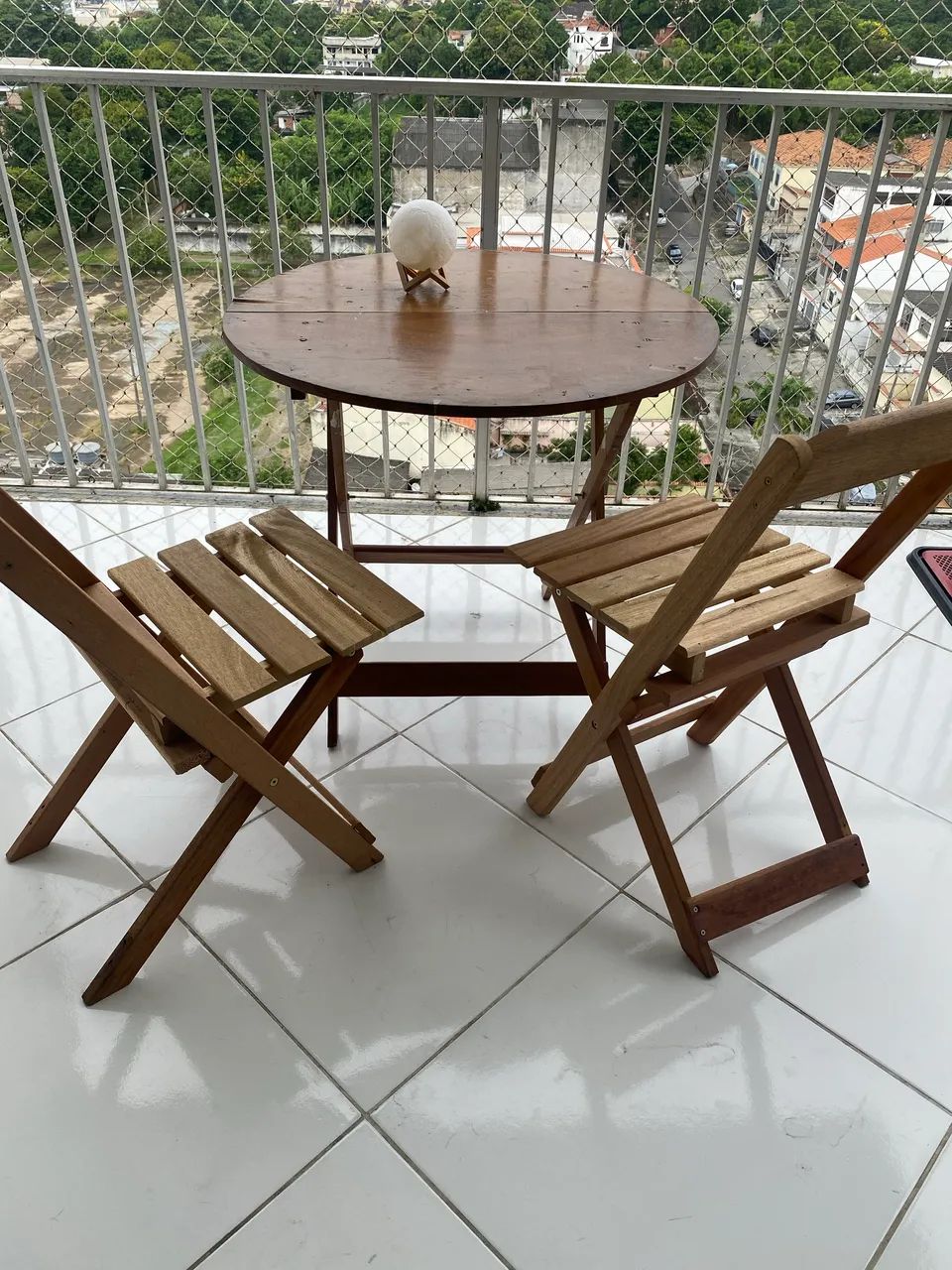 Vendo mesa de madeira + 2 Cadeiras  - Foto 3