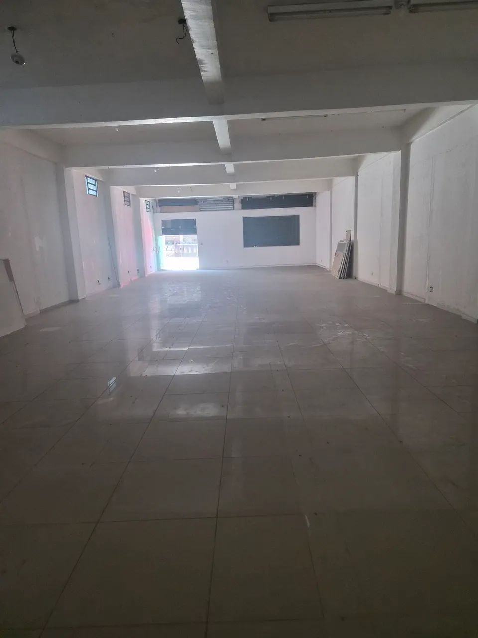 Alugo! Prédio de 2 andares. - Foto 3