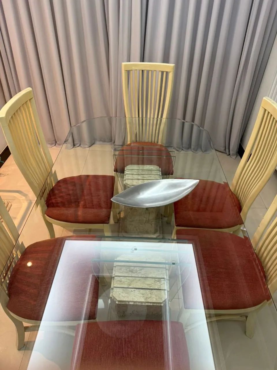 Conjunto mesa de jantar e aparador