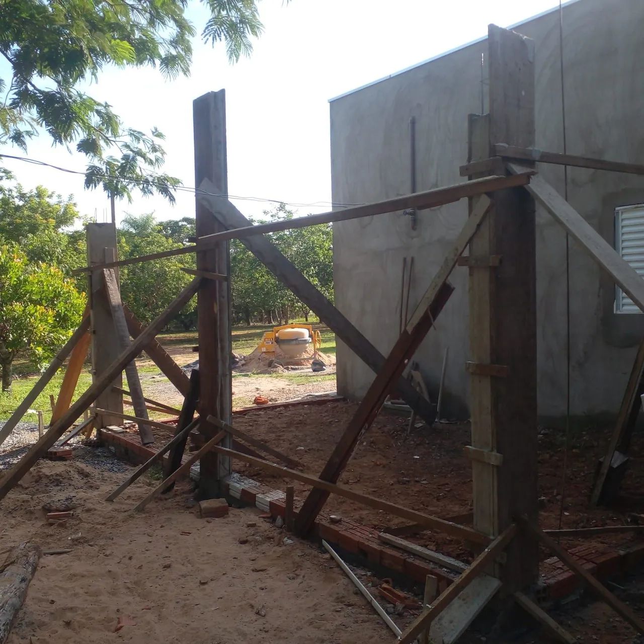 Pedreiro e azulejista*