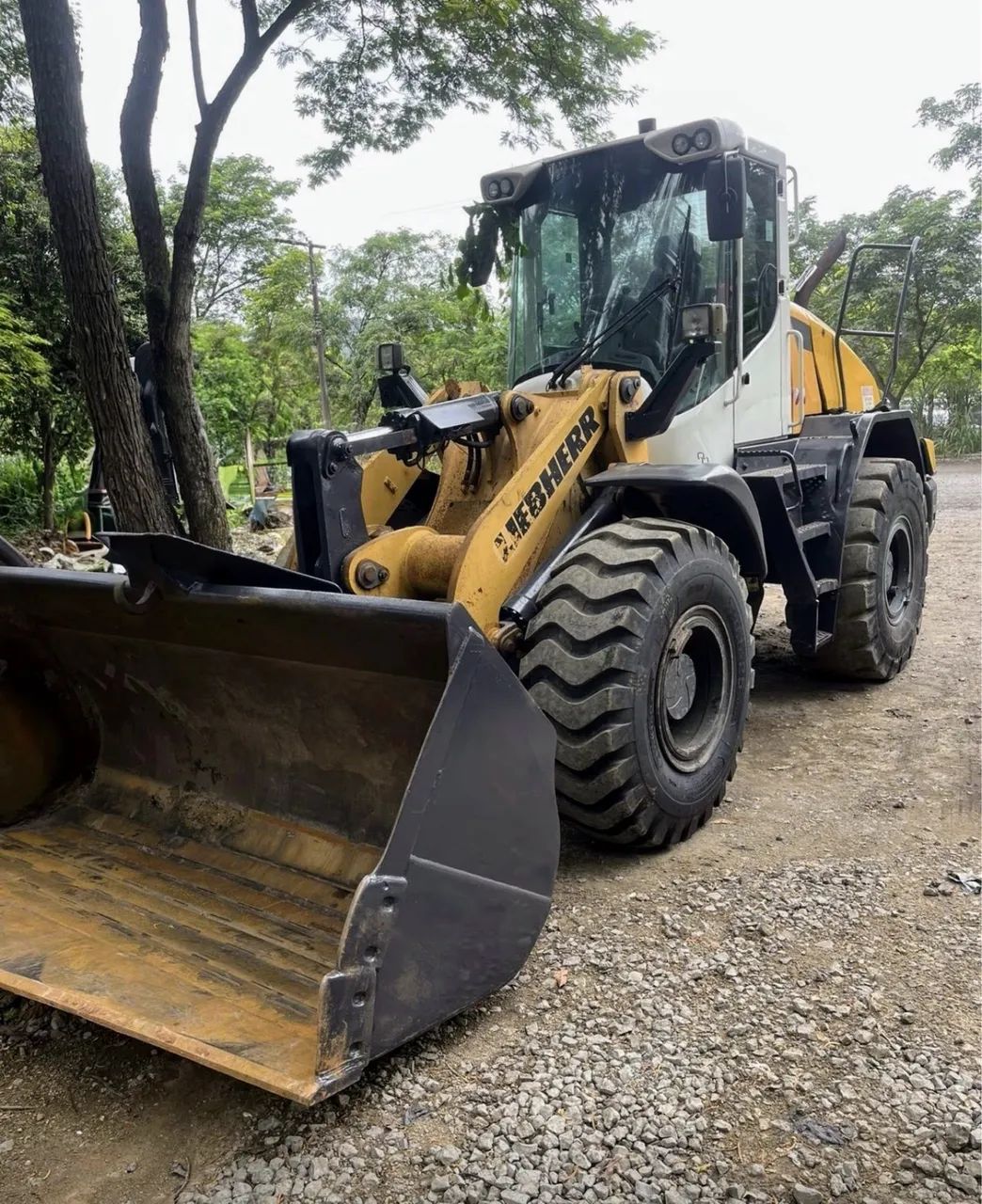 Pá Carregadeira Liebherr ano 2018 com 11.350 horas e ar condicionado, em MG