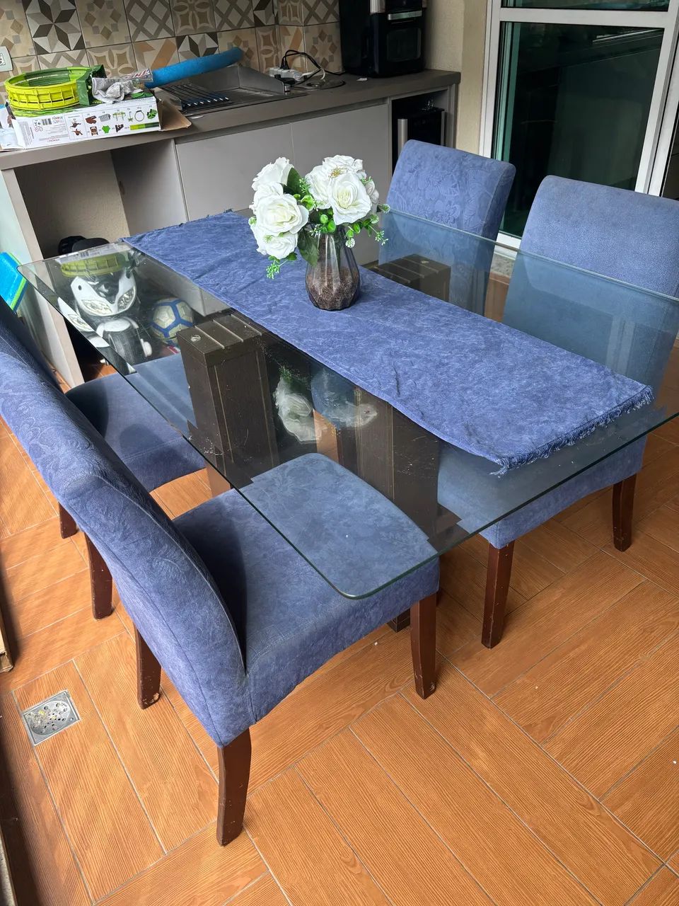 Mesa em madeira com cadeiras estofadas 