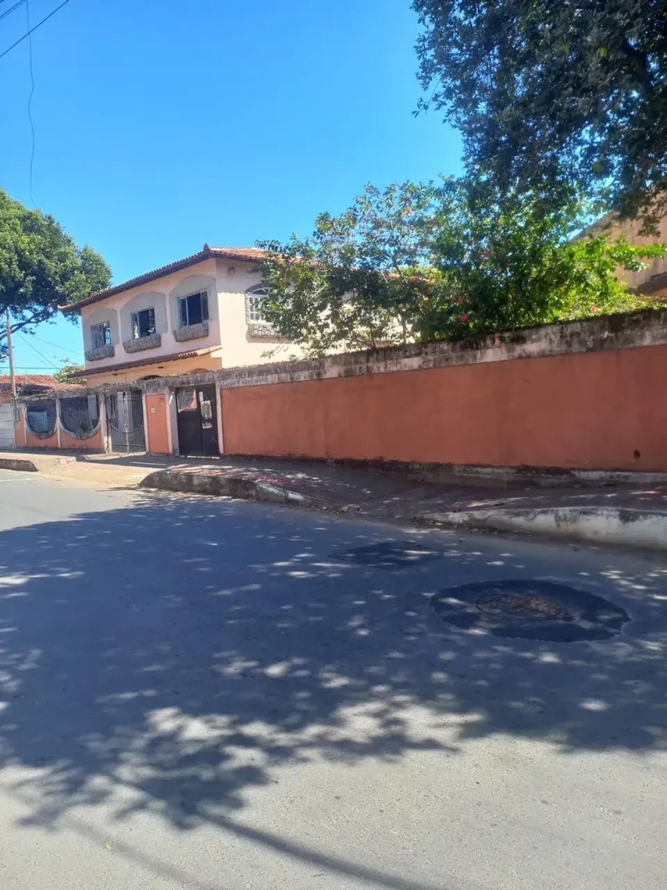 OPORTUNIDADE PARA MORAR EM UMA CASA MUITO BEM CONSTRUÍDA COM 4 SUÌTES