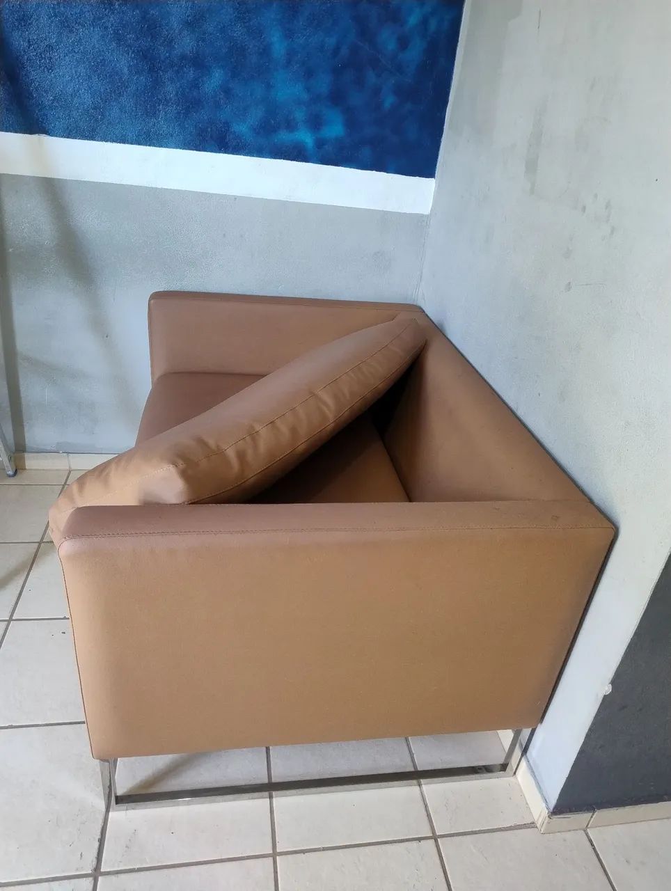 Sofá de 2 lugares em couro marrom  - Foto 2