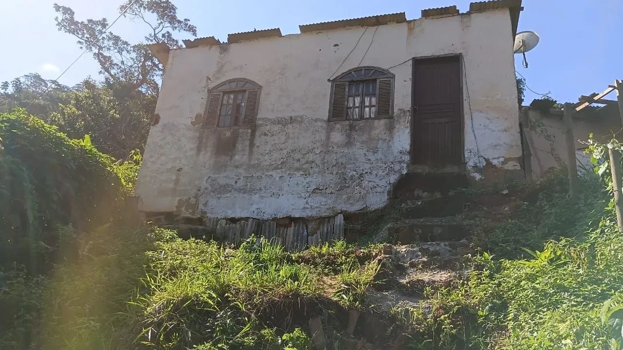 Casa a venda ,precisa de reformas.