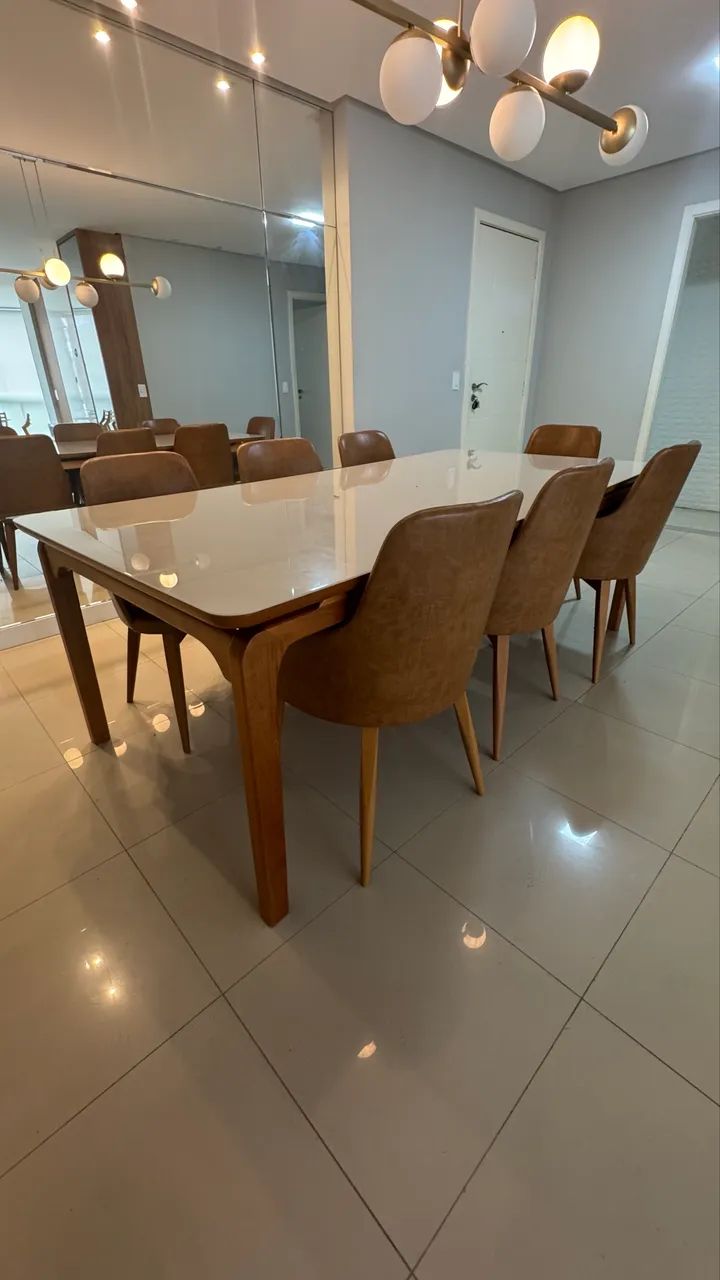 Mesa com 8 cadeiras de couro