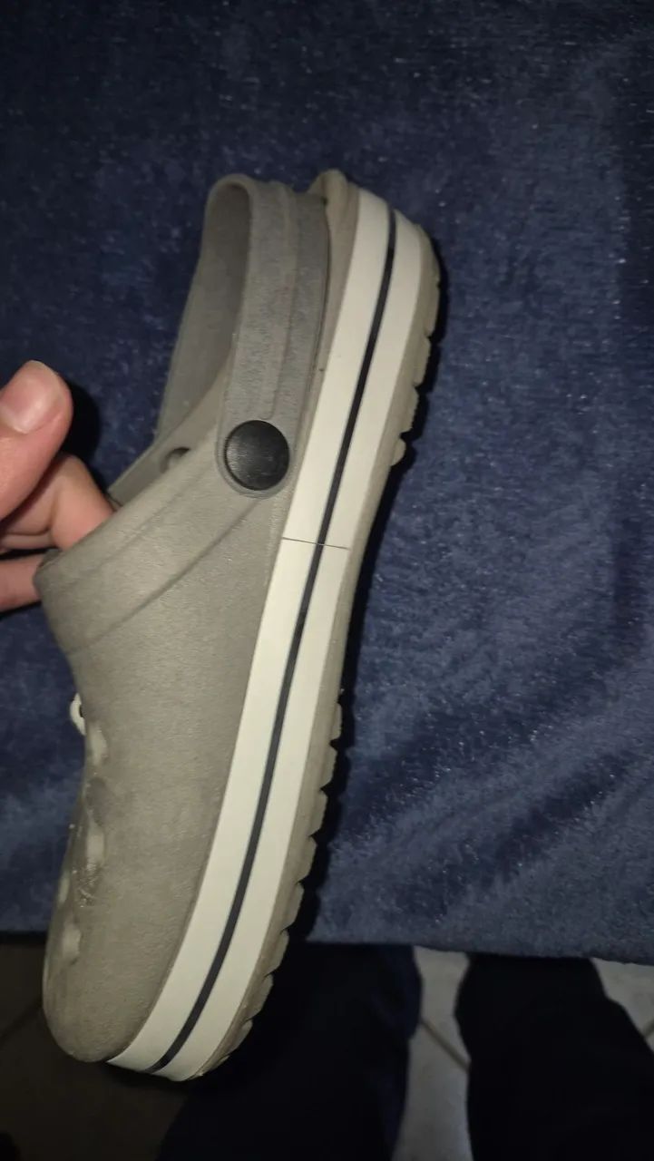 Crocs cinza, confortável para seu dia dia - Foto 2
