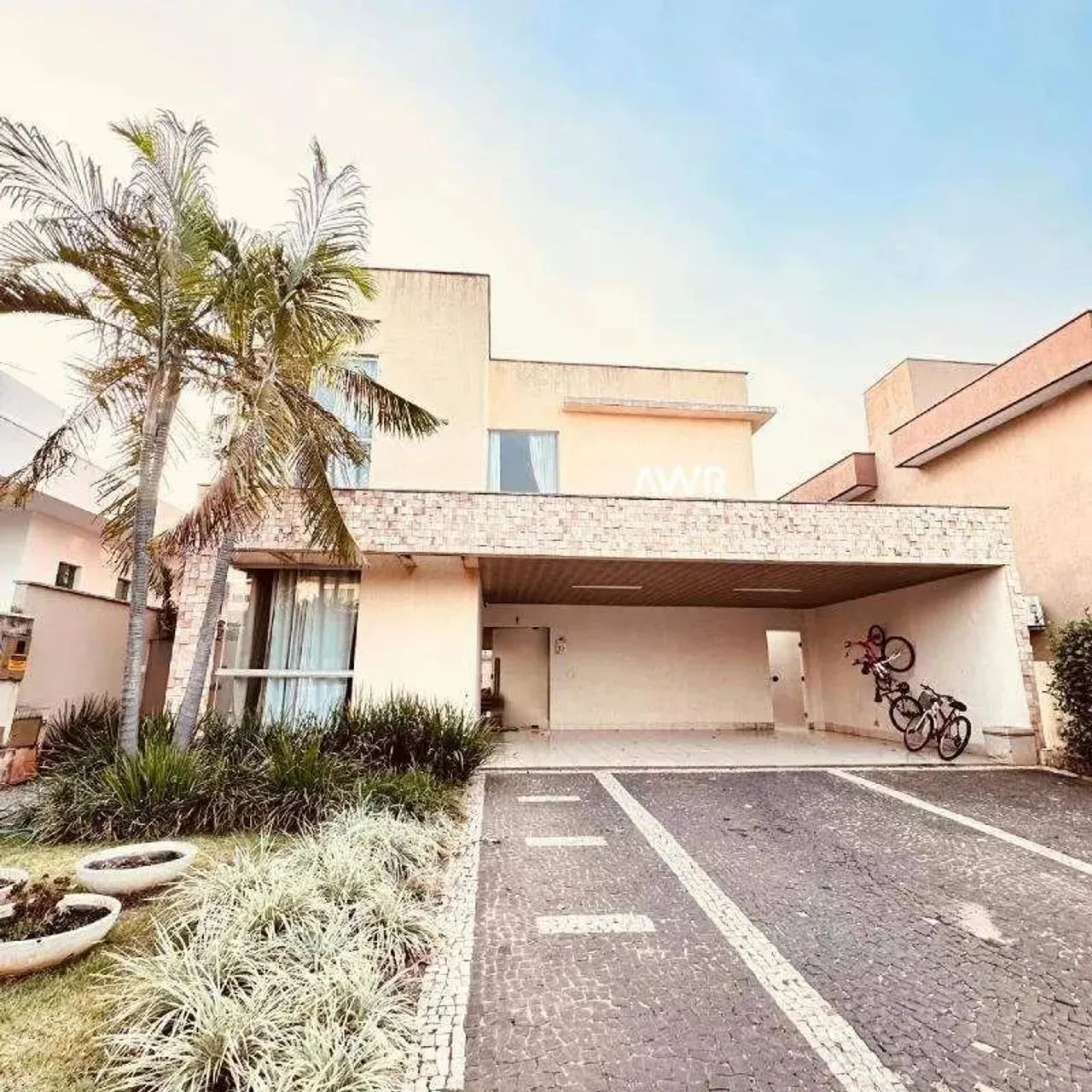 Sobrado 3 suítes plenas no Jardins Madri  Goiânia