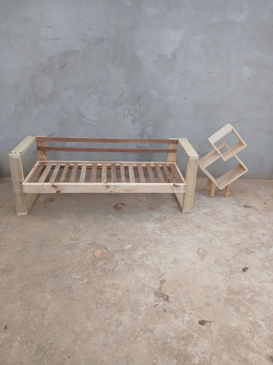 Sofa rustico e porta livros desponivel