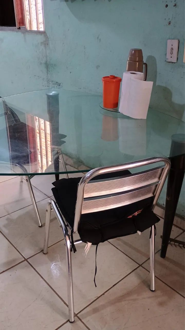 Mesa cozinha de vidro com 3 cadeiras de aluminio perfeito estado