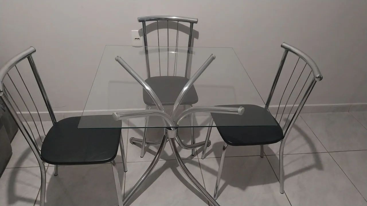Mesa com tampo de vidro e 3 cadeira - Foto 2