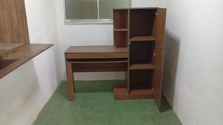 Escrivaninha/mesa com armário 