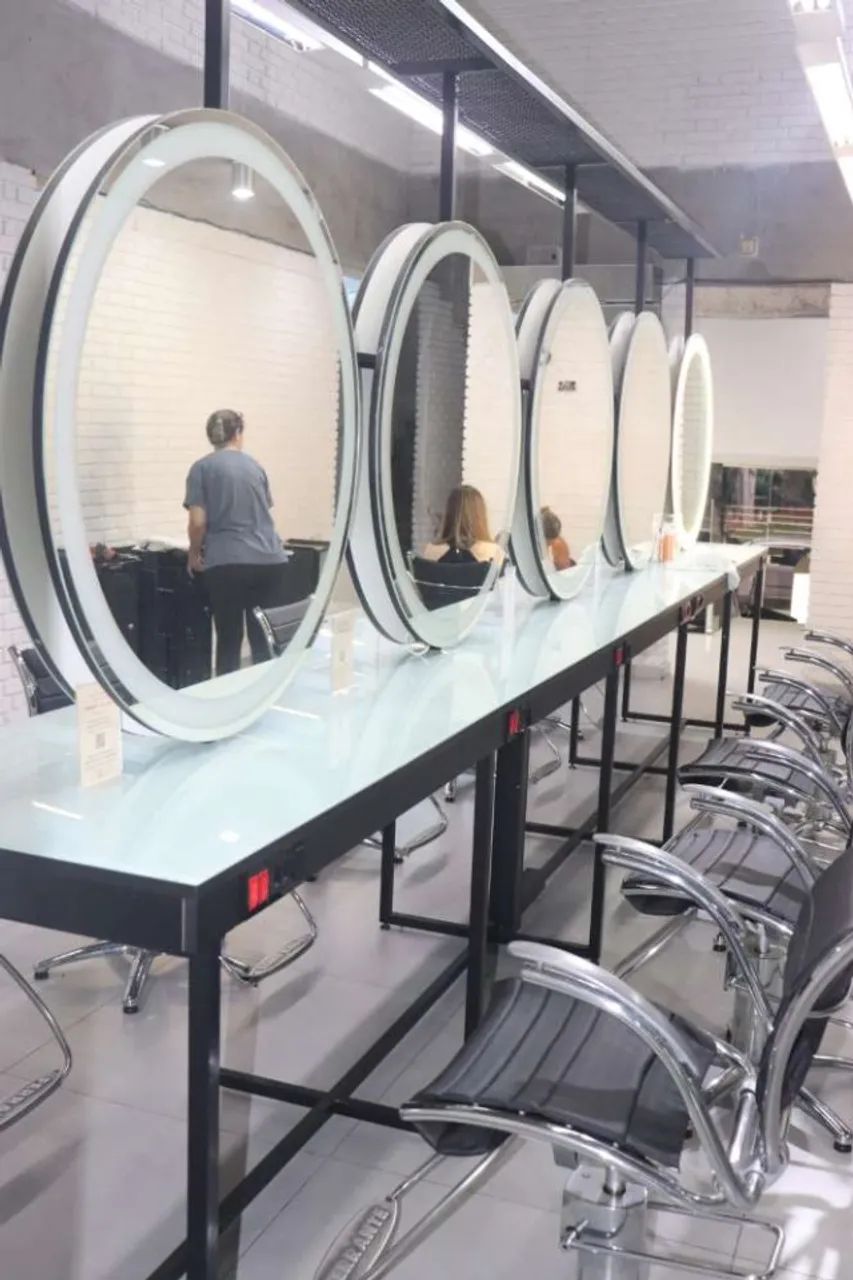 Transforme seu salão com esta bancada de cabeleireiro moderna e funcional, equipada com il - Foto 2