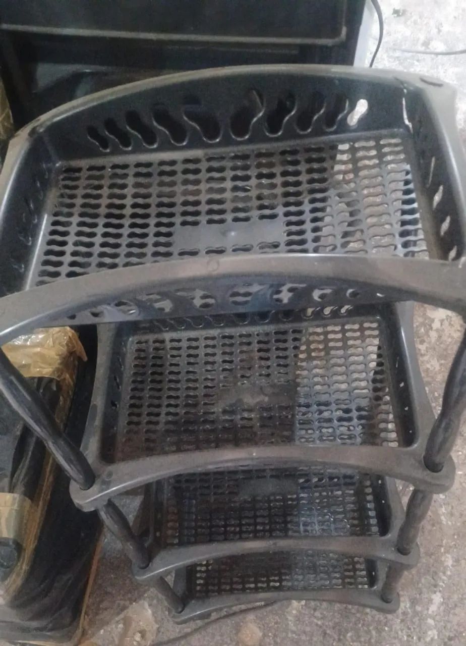 Estante plástica, de 4 prateleiras, em bom estado.