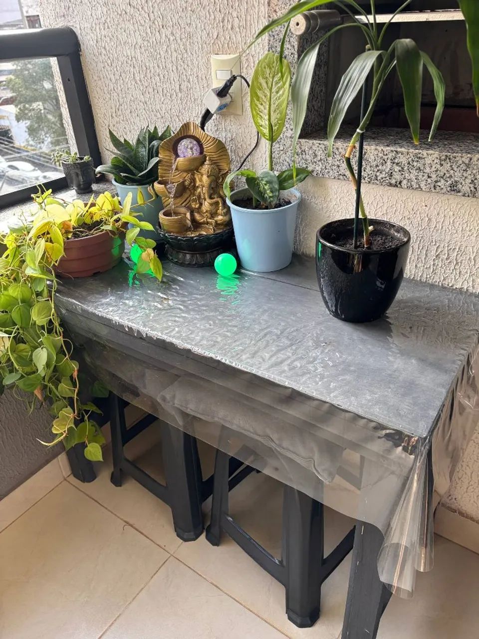 Mesa com duas banquetas 