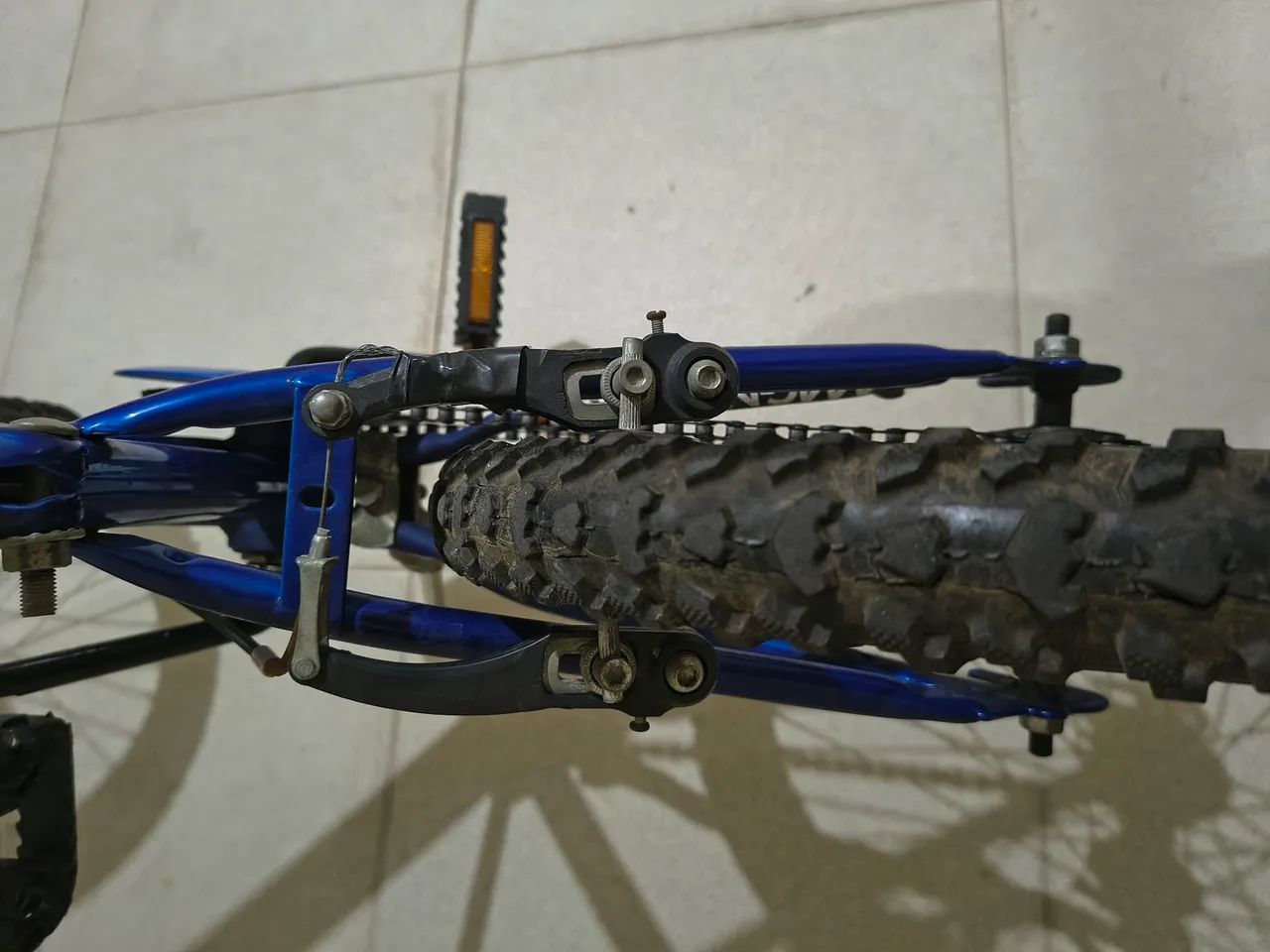 Bicicleta Azul Aro 20 Semi nova - Foto 5