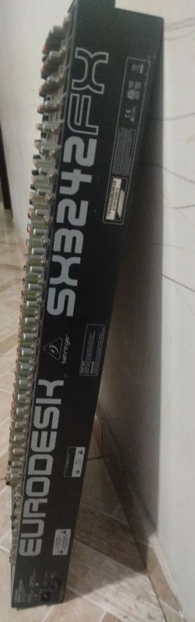 Vendo mesa de som 32 canais.
