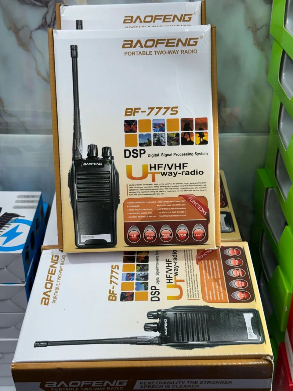 Kit com 2 Rádio comunicador com carregador e fone 