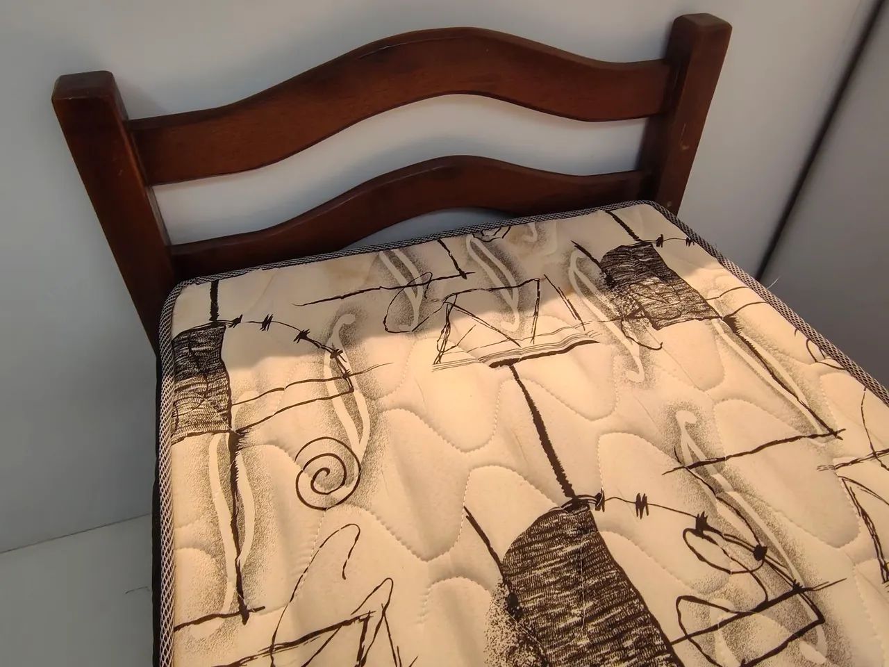 Cama de madeira e colchão Ortobom 
