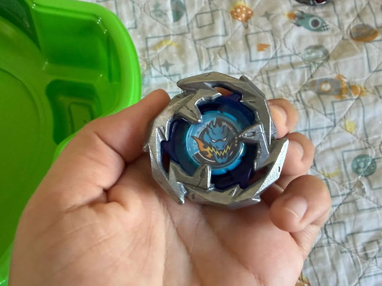 Beyblade, com arena e dois bayblades e dois lançadores - Foto 2