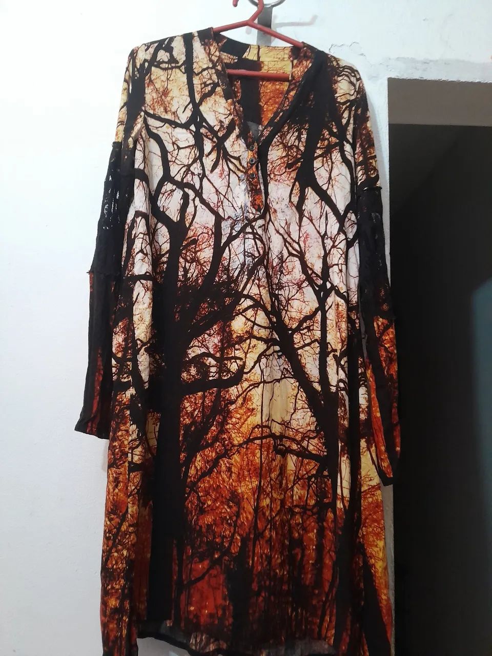 Lindo vestido estampado com mangas com rendas