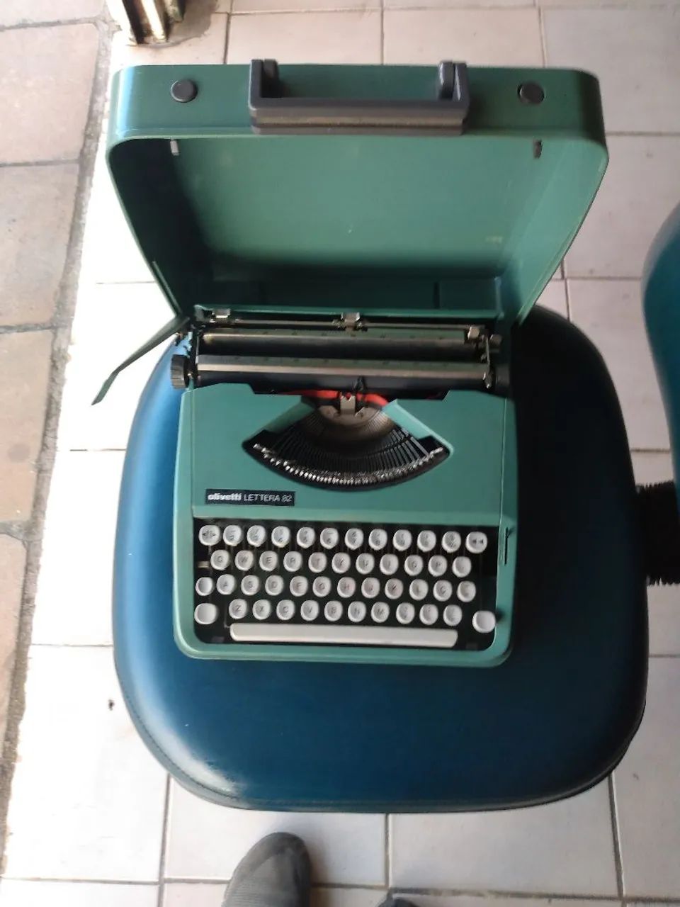 Máquina de escrever antiga olivetti65115400814466123