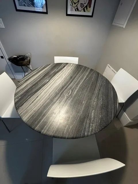 Mesa de jantar redonda com tampo de mármore e 4 cadeiras - marca West Elm  - Foto 2