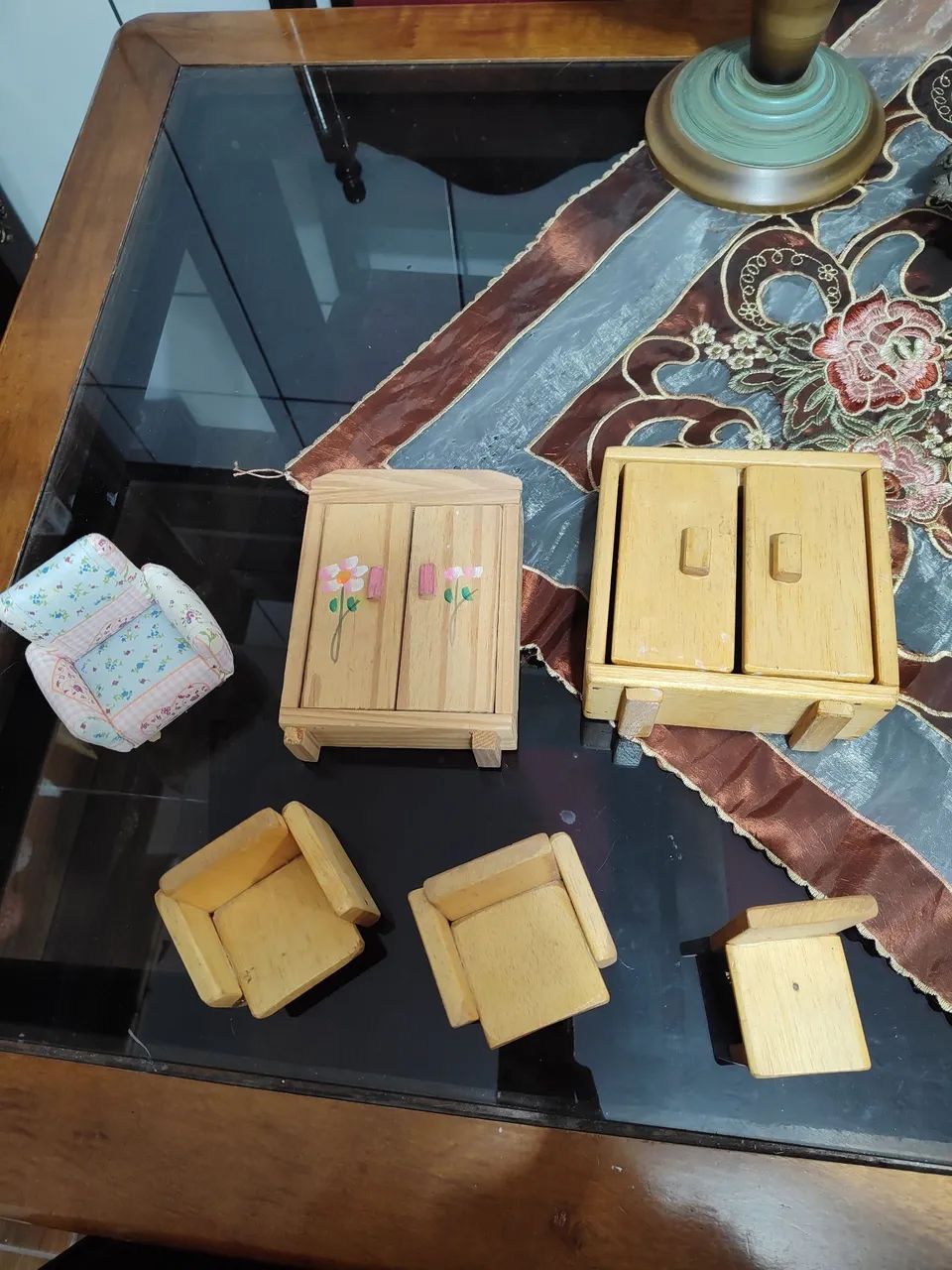 Móveis antigo de madeira miniatura 