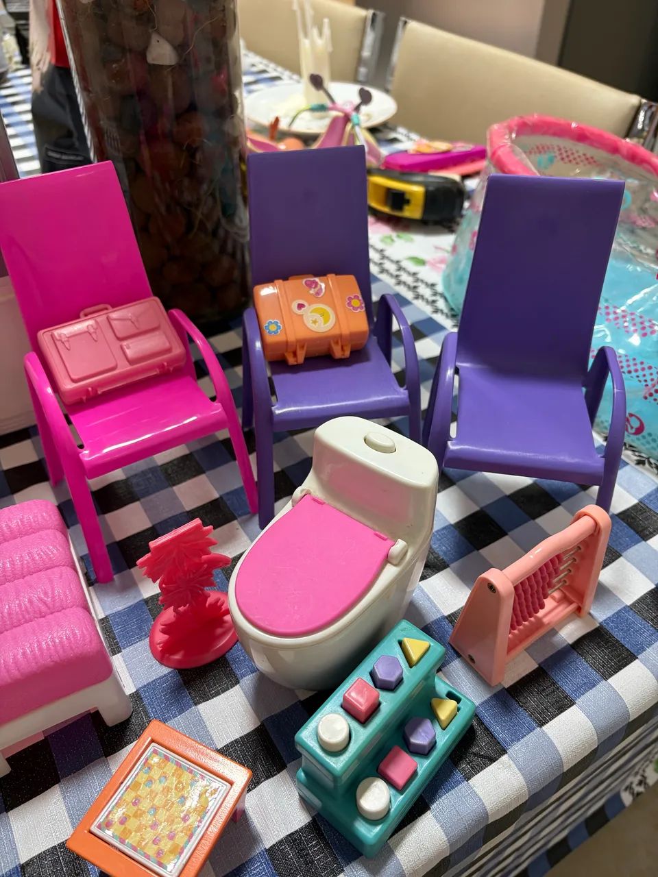 Lote de acessórios e móveis da Barbie - Foto 4