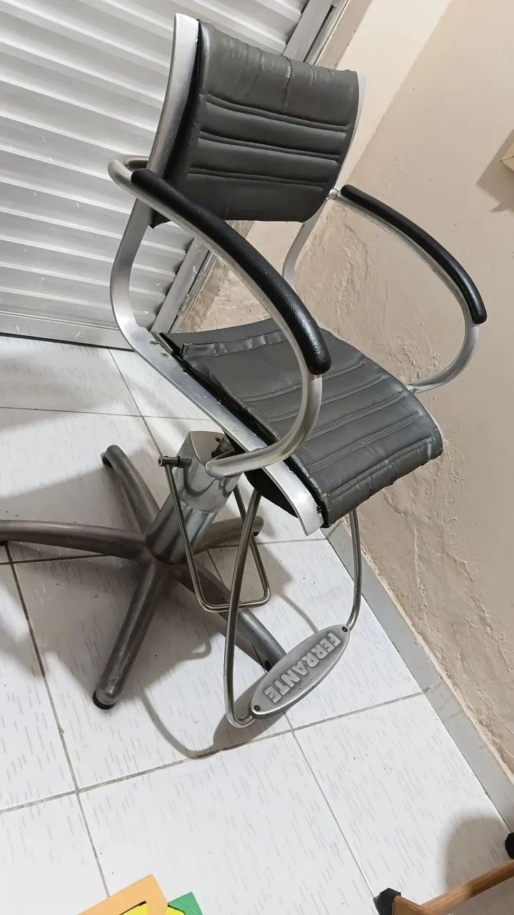 Vendo cadeira de cabeleireiro da marca FERRANTE  - Foto 5