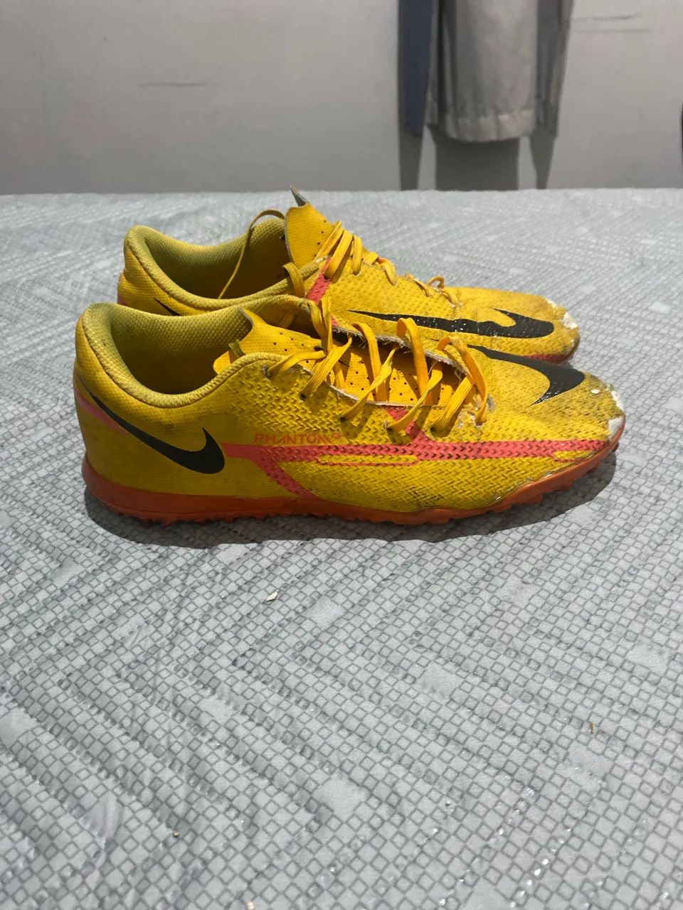 Vende-se chuteira Nike amarela 