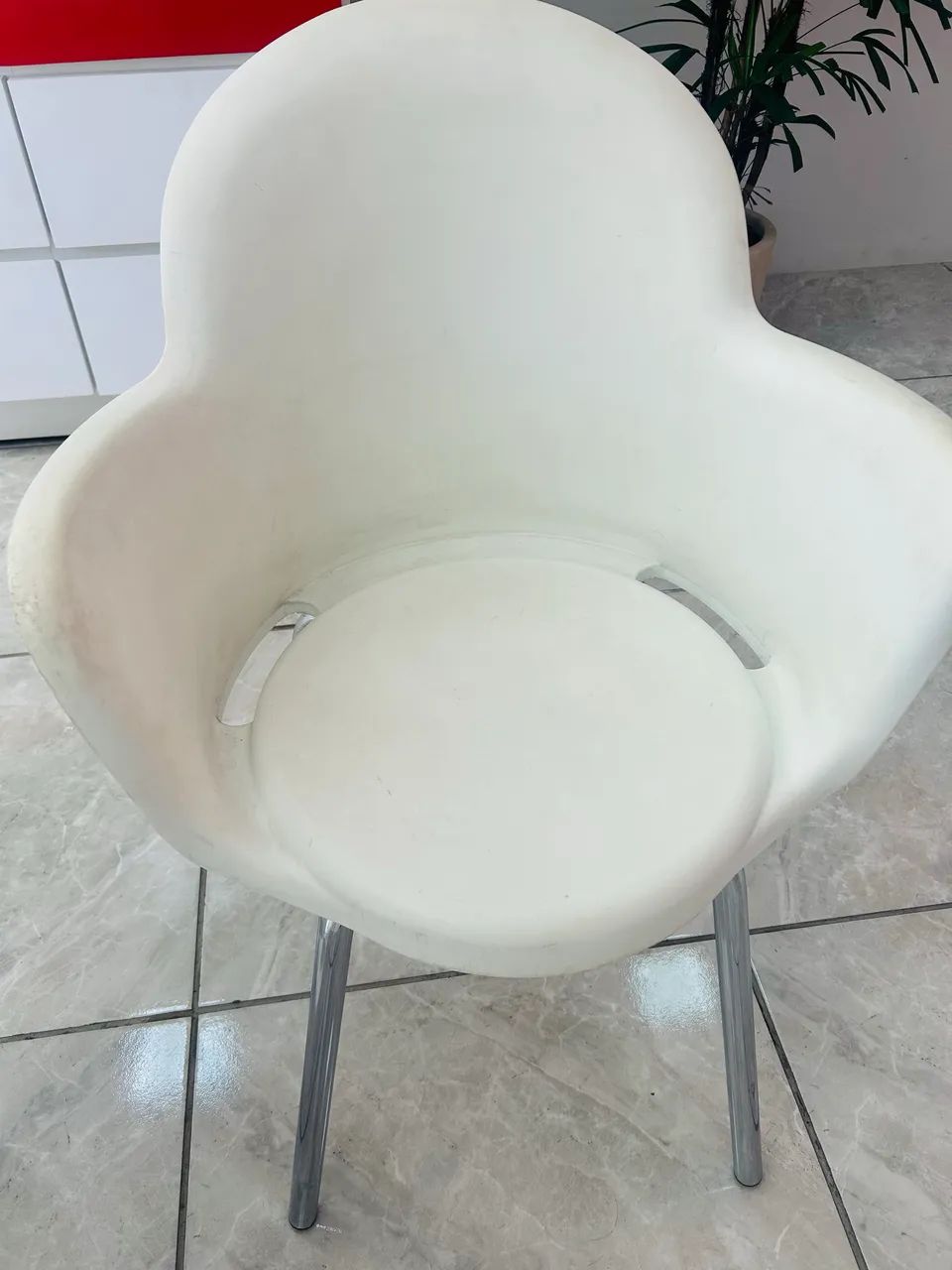 Cadeira branca de plástico  - Foto 3