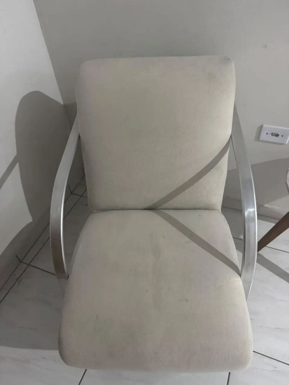 Poltrona de Design Moderno com Estrutura em Alumínio