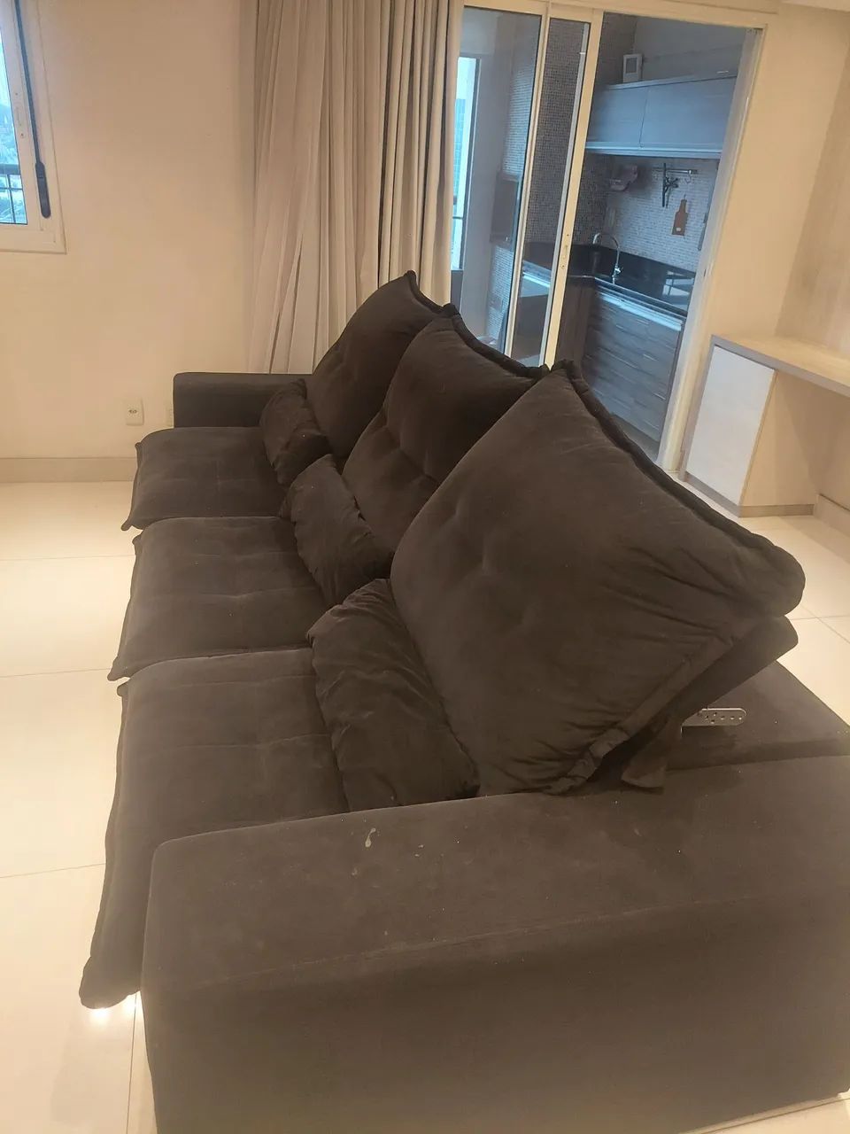Sofá Retratio em Suede cor preto - Foto 2