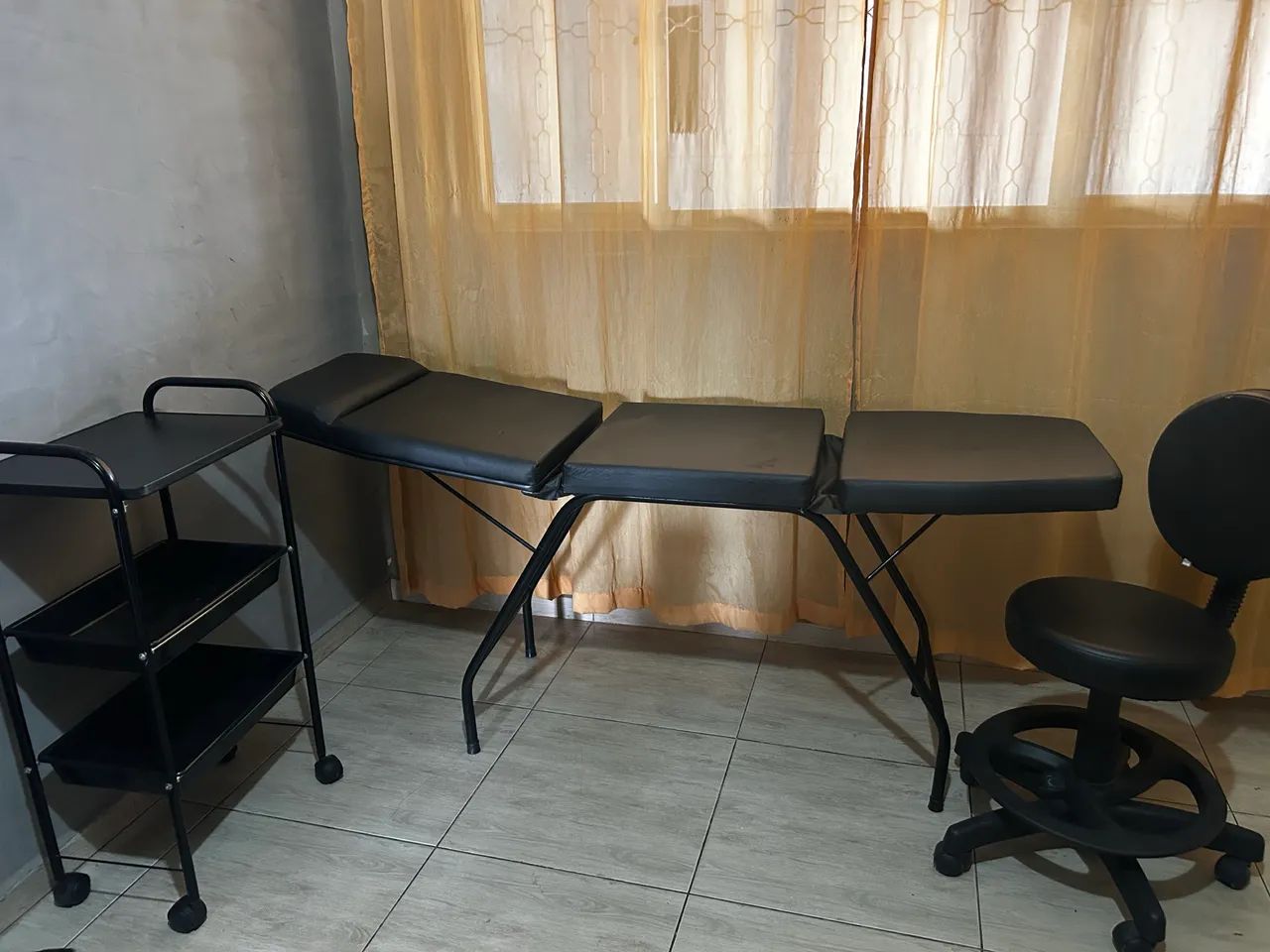 Vende-se maca 3 posição maca acompanha mocho e carinho auxiliar 