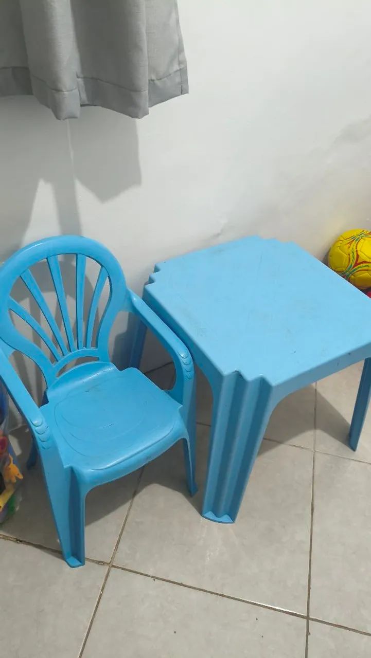 Mesa com cadeira infantil 