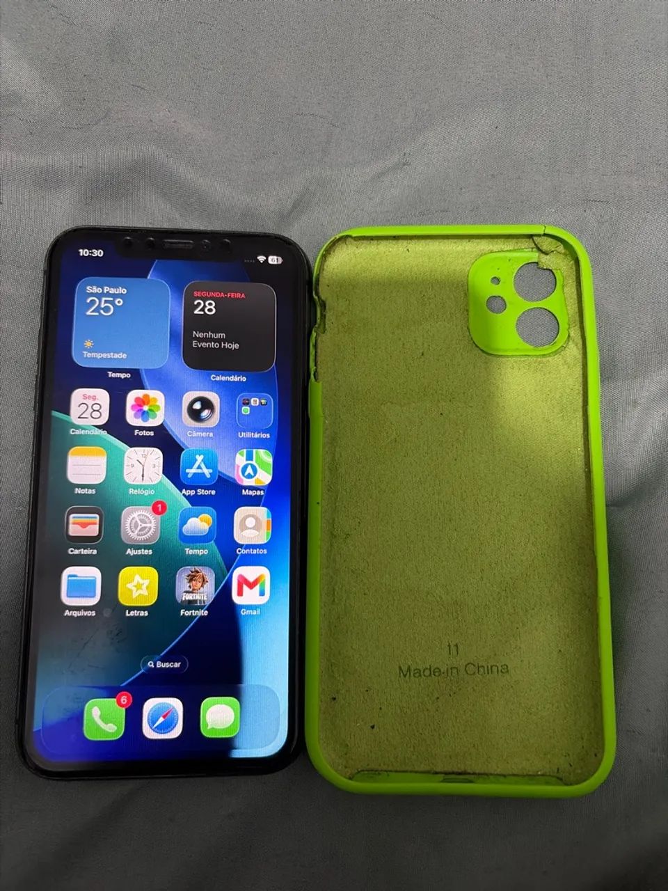 iPhone 11 com traseira quebrada 
