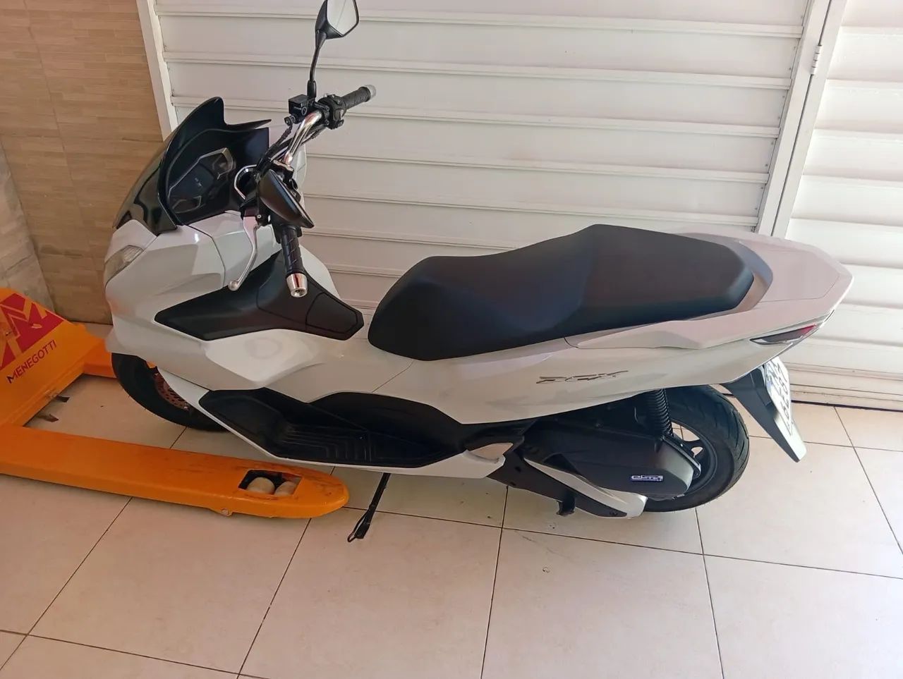 Vendo Pcx versão cbs com 2300 km apenas. - Foto 2