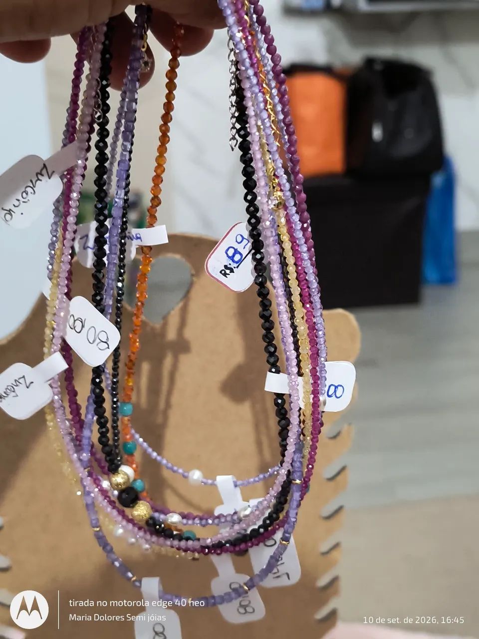 Lote com 10 choker, de zircônia, pérolas e rubi folheados em ouro 