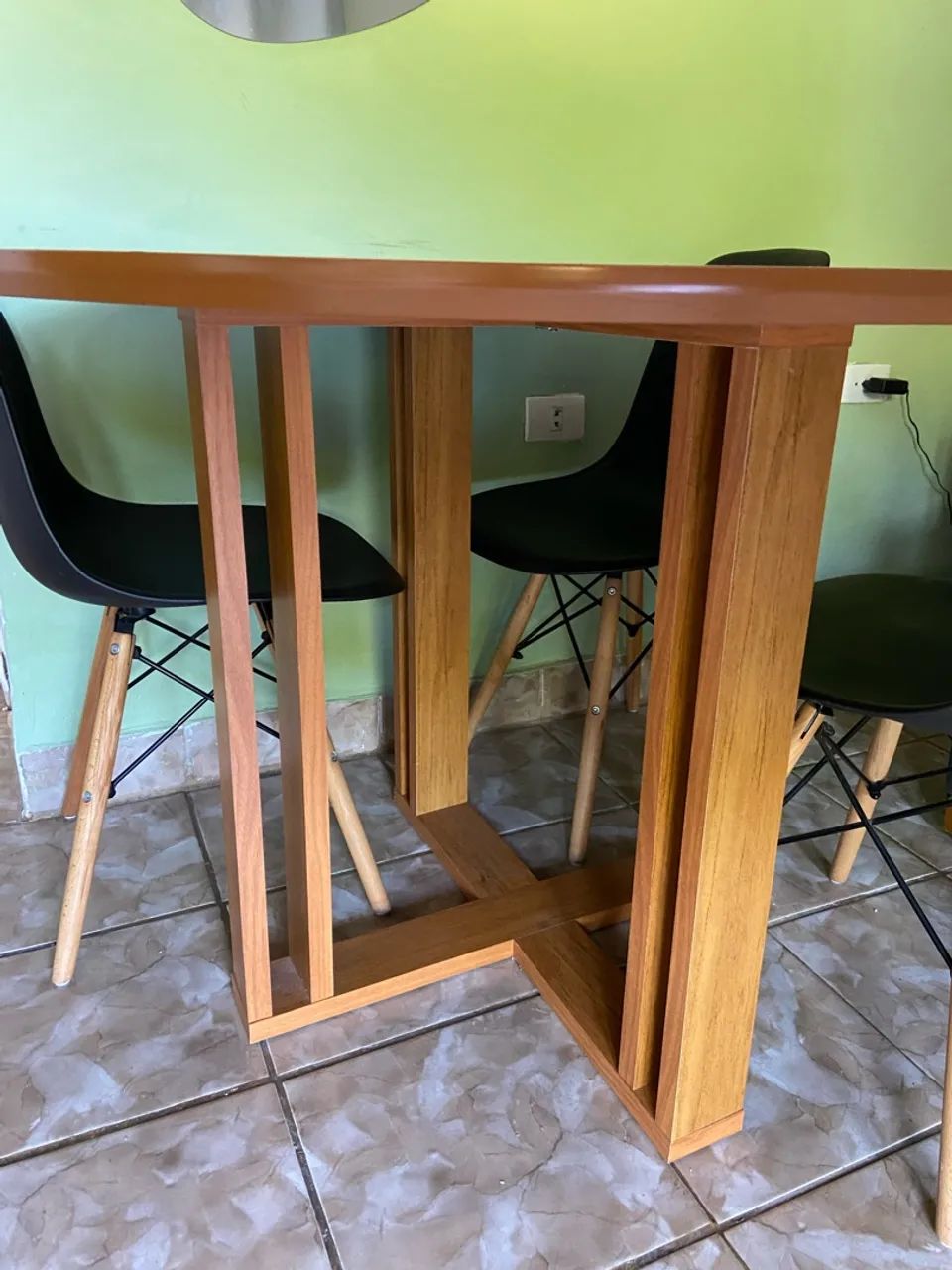 Mesa de madeira maciça com 4 cadeiras  - Foto 2