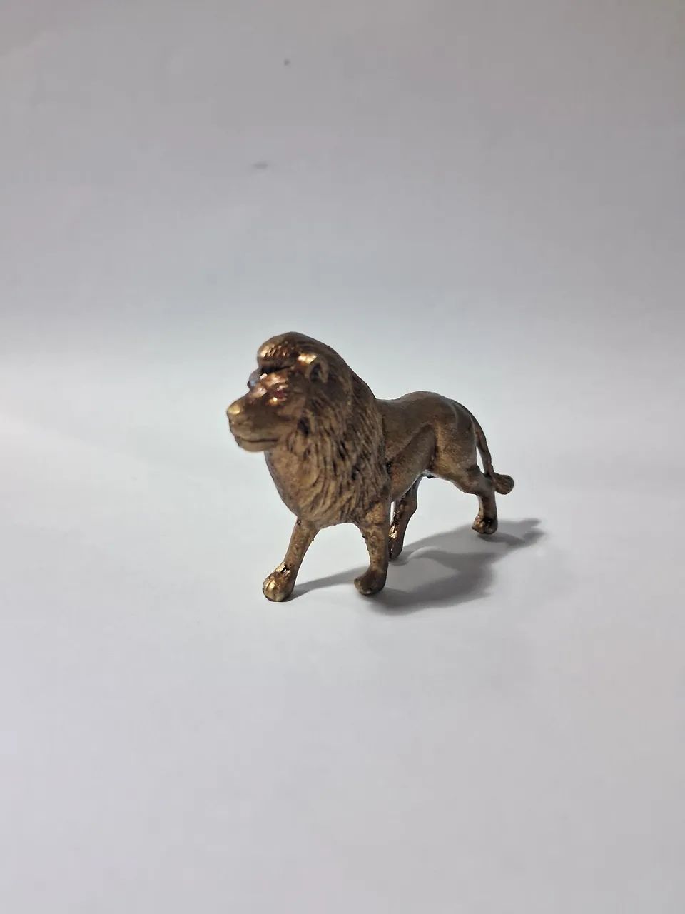 Leão em metal maciço estilo ouro velho 5cm