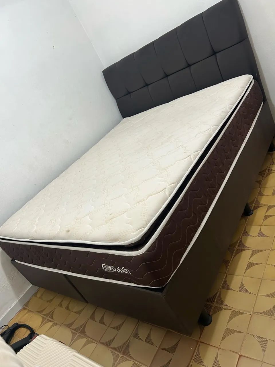 Cama com cabeceira 