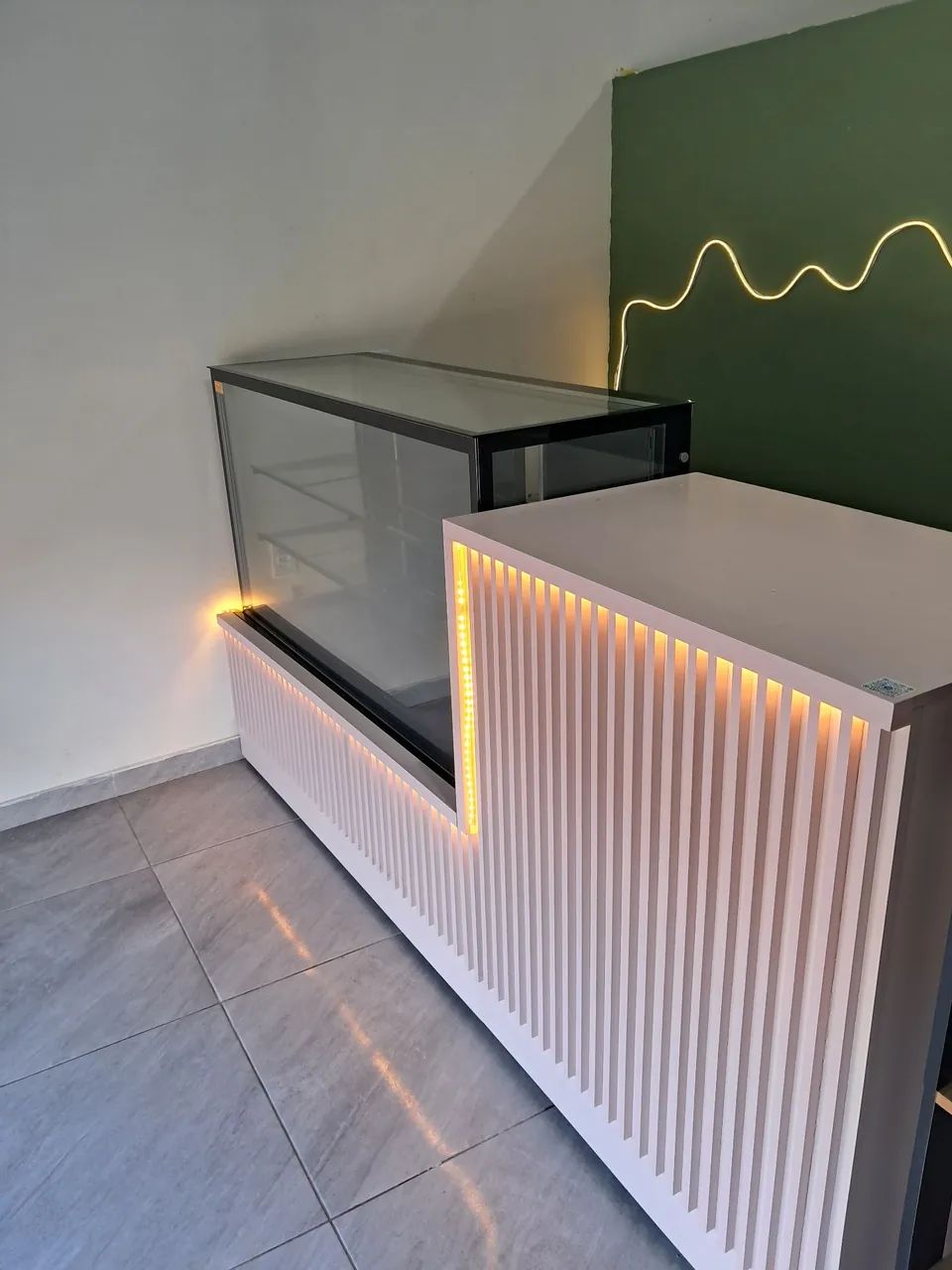 Vitrine refrigerada com balcão planejado 