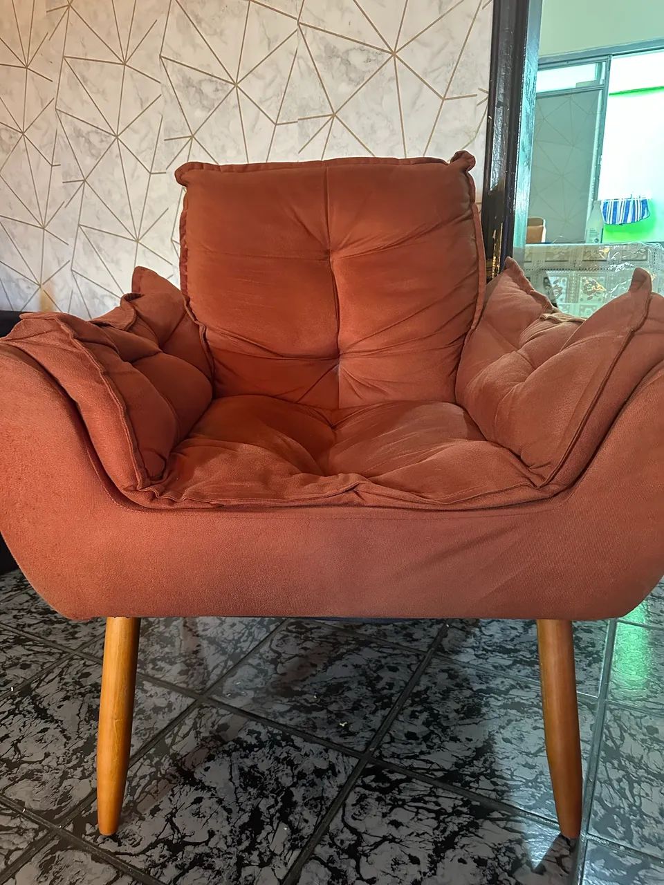 Poltrona Estofada Terracota com Pés de Madeira - Foto 4